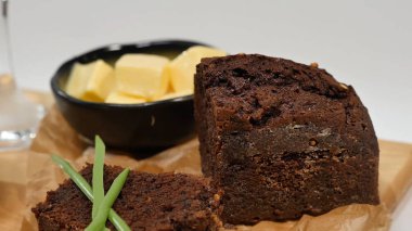 Doğranmış tereyağı, havyar, siyah ekmek. Kaşık ile kırmızı havyar kase dilimlenmiş ekmek, tereyağı ve otlar beyaz arka plan üzerinde hizmet verdi. Kepekli ekmek, tereyağı ve kırmızı havyar, beyaz arka plan