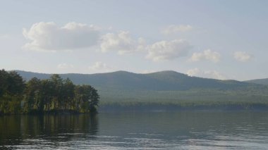 Göl kıyısında güzel mavi temiz su. Ormana lake görünümü