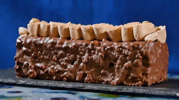 Торт со сливками и орехами. Шоколадный торт с орехами и шоколадной крошкой. Шоколадный карамельный кекс с орехами и ирисками . — стоковое фото