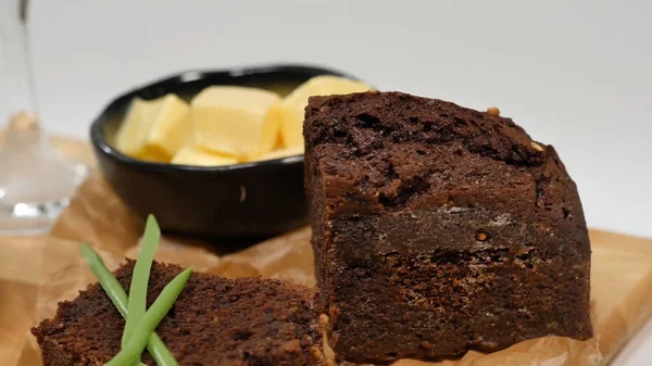 Doğranmış tereyağı, havyar, siyah ekmek. Kaşık ile kırmızı havyar kase dilimlenmiş ekmek, tereyağı ve otlar beyaz arka plan üzerinde hizmet verdi. Kepekli ekmek, tereyağı ve kırmızı havyar, beyaz arka plan