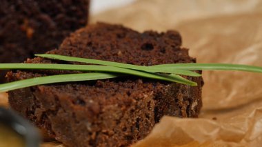 Doğranmış tereyağı, havyar, siyah ekmek. Kaşık ile kırmızı havyar kase dilimlenmiş ekmek, tereyağı ve otlar beyaz arka plan üzerinde hizmet verdi. Kepekli ekmek, tereyağı ve kırmızı havyar, beyaz arka plan