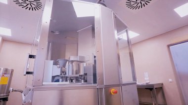 İlaç endüstrisi. Üretim hattı makine konveyör. İlaç makinesi.