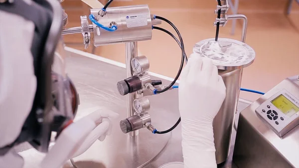 Identification de la matière première de poudre blanche par la méthode FTIR, technologie avancée sans préparation d'échantillon méthode de haute sensibilité et précision, concept de laboratoire industriel pharmaceutique — Photo