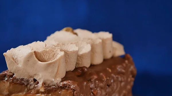 Торт со сливками и орехами. Шоколадный торт с орехами и шоколадной крошкой. Шоколадный карамельный кекс с орехами и ирисками . — стоковое фото