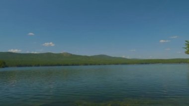 Göl kıyısında güzel mavi temiz su. Orman manzara suda yansıtılmış sahilinde