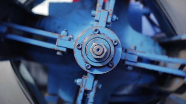 Büyük cıvata. Makinenin dönen parçası. Görünümü Döndürme makinenin yazdırma evde. Bölüm star denilen makinelerin, rulo kağıt sürekli değişiyor. üretim ekipmanları