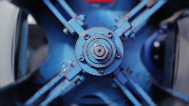 Büyük cıvata. Makinenin dönen parçası. Görünümü Döndürme makinenin yazdırma evde. Bölüm star denilen makinelerin, rulo kağıt sürekli değişiyor. üretim ekipmanları