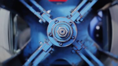 Büyük cıvata. Makinenin dönen parçası. Görünümü Döndürme makinenin yazdırma evde. Bölüm star denilen makinelerin, rulo kağıt sürekli değişiyor. üretim ekipmanları