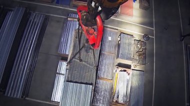 Metal boru profil ve güneş içinde belgili tanımlık geçmiş. Taşıma, sac metal profilleri kapatın. Metal ve alüminyum profil kanal kullanılmak üzere yapıları, depo. Bükülmüş metal profil kanal. Fabrika