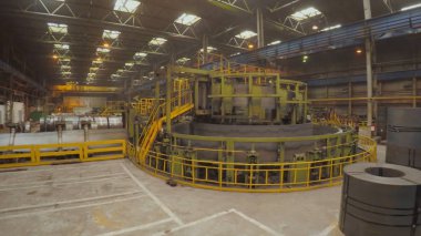 Eski fabrika otomatik bileşenleri üretim. Ambar bir alüminyum boru. metal boru üretimi. Boru kaynak. Sanayi Bölgesi, çelik boru hatları ve donanımları. Bir depoda metal borular