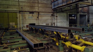 Eski fabrika otomatik bileşenleri üretim. Ambar bir alüminyum boru. metal boru üretimi. Boru kaynak. Sanayi Bölgesi, çelik boru hatları ve donanımları. Bir depoda metal borular