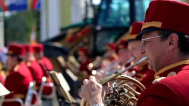 Rusya, Moskova - 12 Haziran 2017: bir trompet çalmaya 1899da. Parkta onların aletleri oynamaya Bandwalas. Kırmızı erkeklerde trompet closeup oynamak.