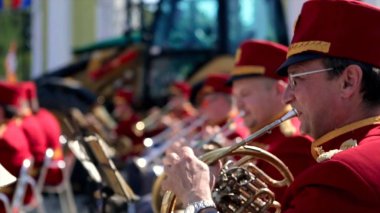 Rusya, Moskova - 12 Haziran 2017: bir trompet çalmaya 1899da. Parkta onların aletleri oynamaya Bandwalas. Kırmızı erkeklerde trompet closeup oynamak.