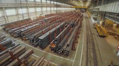 Eski fabrika otomatik bileşenleri üretim. Ambar bir alüminyum boru. metal boru üretimi. Boru kaynak. Sanayi Bölgesi, çelik boru hatları ve donanımları. Bir depoda metal borular