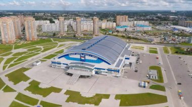 Havadan görünümü modern binasında. Gökten gelen modern bina görünümü. Metalik Mavi ve gri renk tonlarında kubbeli çatı.