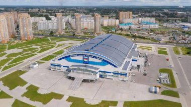 Havadan görünümü modern binasında. Gökten gelen modern bina görünümü. Metalik Mavi ve gri renk tonlarında kubbeli çatı.