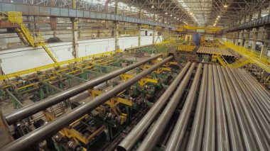 Eski fabrika otomatik bileşenleri üretim. Ambar bir alüminyum boru. metal boru üretimi. Boru kaynak. Sanayi Bölgesi, çelik boru hatları ve donanımları. Bir depoda metal borular