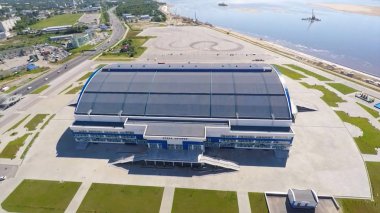 Havadan görünümü modern binasında. Gökten gelen modern bina görünümü. Metalik Mavi ve gri renk tonlarında kubbeli çatı.