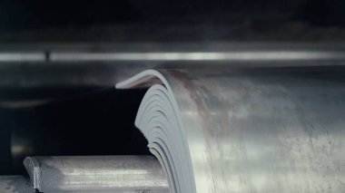 Eski fabrika otomatik bileşenleri üretim. Ambar bir alüminyum boru. metal boru üretimi. Boru kaynak. Sanayi Bölgesi, çelik boru hatları ve donanımları. Bir depoda metal borular