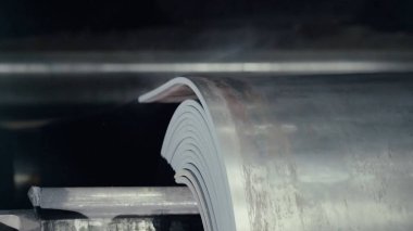 Eski fabrika otomatik bileşenleri üretim. Ambar bir alüminyum boru. metal boru üretimi. Boru kaynak. Sanayi Bölgesi, çelik boru hatları ve donanımları. Bir depoda metal borular