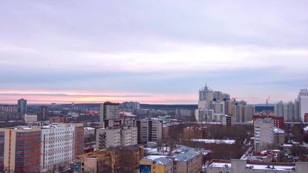 Ciudad nocturna en invierno timelapse. Ciudad de la noche en vista de invierno desde timelapse techo. Vista panorámica de la ciudad y techos bajo la nieve, timelapse. Calle noche ciudad luces — Foto de Stock