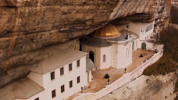 Mosteiro da Anunciação Sagrada Mangupsky. O templo dentro da caverna. Fortaleza medieval Mangup Kale. Reserva Histórica e Cultural do Estado de Bakhchisarai. A Crimeia. Ucrânia . — Fotografia de Stock