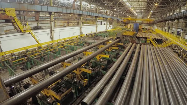 Gamla fabriken av auto komponenter produktionen. Lager av ett aluminiumrör. produktionen av metallrör. Pipe svetsning. Industriområde, stål rörledningar och utrustning. Metallrör i ett lager — Stockfoto