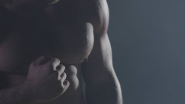 Savaşmaya hazır boksörü. Boksör güçlü eller ve sıkışık yumruk siyah bir arka plan ile. Yakın çekim el boksör bir dövüş için hazır.