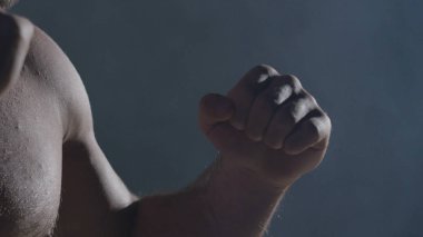 Yumruklar duman koyu arka planda kapatın. Kas kickbox veya muay Tay savaşçı duman Delme.