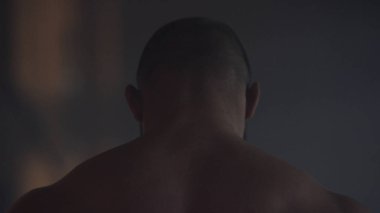 Kaslı adam arkadan görünüm bulanıklık gidin. Kas geri mans. Kas sırt gösterilen vücut geliştirmeci