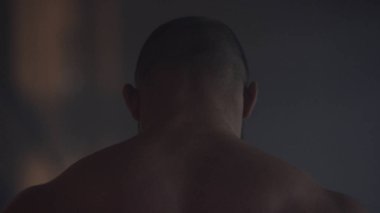 Kaslı adam arkadan görünüm bulanıklık gidin. Kas geri mans. Kas sırt gösterilen vücut geliştirmeci