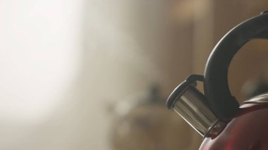 Mutfakta bir gaza kaynar su ısıtıcısı sobası. Bir emzik üzerinde odaklanın. Çay su ısıtıcısı ile kaynar su gaz sobası. metal su ısıtıcısı closeup mutfak