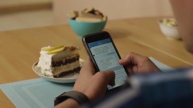 Bir adam elinde bir sms Smartphone'da yazıyoruz. Adam bir smartphone üzerinde mesaj yazmak. Bir adam onun siyah smartphone tuş takımında bir sms metin mesajı yazmaya