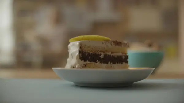 Вкусный шоколадный торт в белой тарелке на деревянном фоне стола, крупным планом. кусок домашнего торта на белой тарелке с клубникой на деревянном столе, выберите фокус и размытый фон — стоковое фото