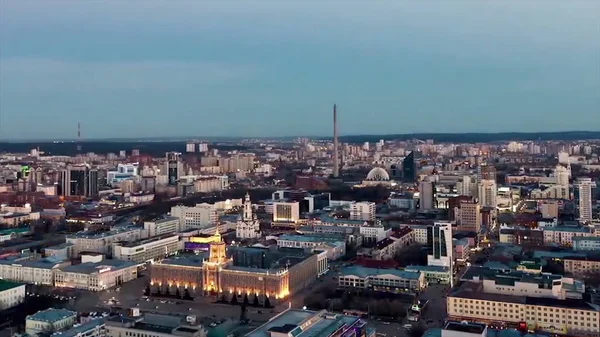 Вид на нічне місто з даху. Час у нічному місті. Міська ніч з точки зору на верхньому таймлапсі . — стокове фото