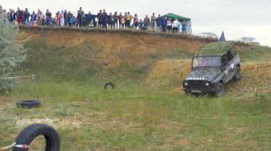 Moskova, Rusya 9 Haziran: SUV yarış üzerinde kir. Off-road 4 x 4 yarışmada yarışan sürücü. Çamur ve su ile sürüş bir Suv.