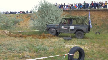 Moskova, Rusya 9 Haziran: SUV yarış üzerinde kir. Off-road 4 x 4 yarışmada yarışan sürücü. Çamur ve su ile sürüş bir Suv.