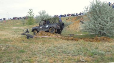 Moskova, Rusya 9 Haziran: SUV yarış üzerinde kir. Off-road 4 x 4 yarışmada yarışan sürücü. Çamur ve su ile sürüş bir Suv.