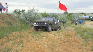 Moskova, Rusya 9 Haziran: SUV yarış üzerinde kir. Off-road 4 x 4 yarışmada yarışan sürücü. Çamur ve su ile sürüş bir Suv.
