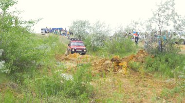 Moskova, Rusya 9 Haziran: SUV yarış üzerinde kir. Off-road 4 x 4 yarışmada yarışan sürücü. Çamur ve su ile sürüş bir Suv.