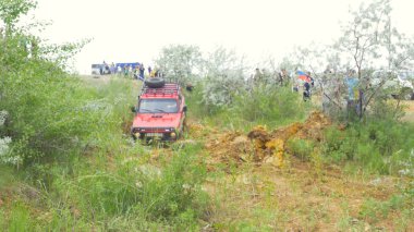 Moskova, Rusya 9 Haziran: SUV yarış üzerinde kir. Off-road 4 x 4 yarışmada yarışan sürücü. Çamur ve su ile sürüş bir Suv.