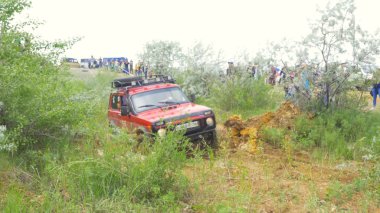 Moskova, Rusya 9 Haziran: SUV yarış üzerinde kir. Off-road 4 x 4 yarışmada yarışan sürücü. Çamur ve su ile sürüş bir Suv.