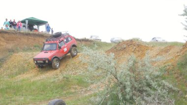 Moskova, Rusya 9 Haziran: SUV yarış üzerinde kir. Off-road 4 x 4 yarışmada yarışan sürücü. Çamur ve su ile sürüş bir Suv.