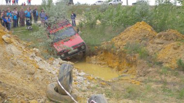 Moskova, Rusya 9 Haziran: SUV yarış üzerinde kir. Off-road 4 x 4 yarışmada yarışan sürücü. Çamur ve su ile sürüş bir Suv.