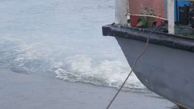 Tekne gemi arkası Merkezi'nden görüntüleyin. gemi motoru. gemi denizde yüzen