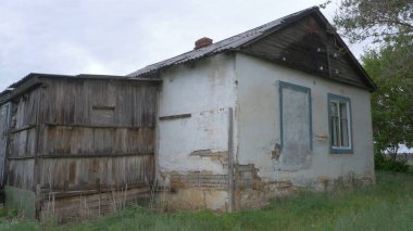 Eski, terk edilmiş bir köye, bir arka plan ağaç evde. Donetsk yakınlarında terk edilmiş evde. Yıkılan evler ve kalıntıları, mekanizmaları Ukrayna