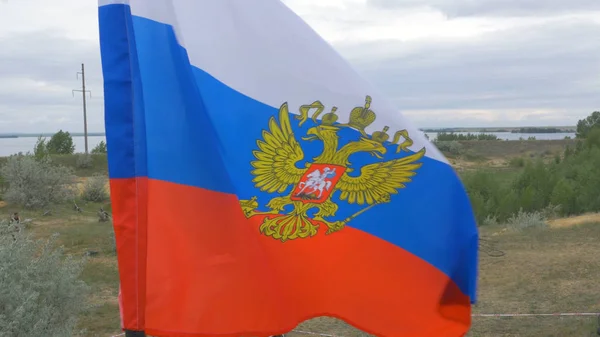 Bandera rusa ondeando en el viento sobre un fondo de montañas y naturaleza. Bandera de Rusia ondeando. bandera rusa naturaleza fondo — Foto de Stock