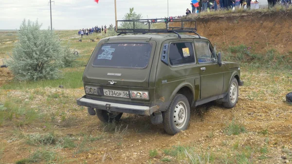 Moskova, Rusya 9 Haziran: SUV yarış üzerinde kir. Off-road 4 x 4 yarışmada yarışan sürücü. Çamur ve su ile sürüş bir Suv.