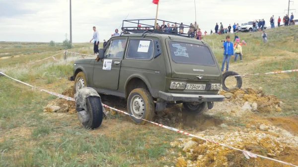 Moskova, Rusya 9 Haziran: SUV yarış üzerinde kir. Off-road 4 x 4 yarışmada yarışan sürücü. Çamur ve su ile sürüş bir Suv.