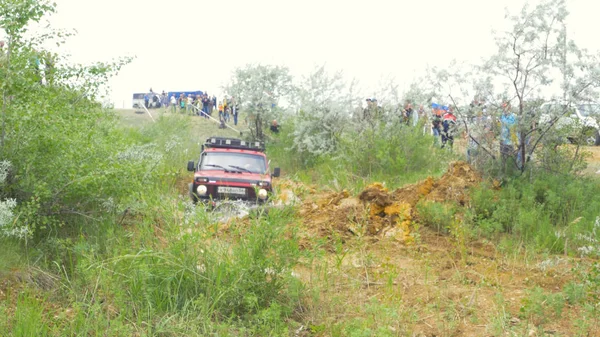 Moskova, Rusya 9 Haziran: SUV yarış üzerinde kir. Off-road 4 x 4 yarışmada yarışan sürücü. Çamur ve su ile sürüş bir Suv.